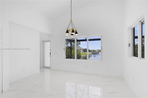 House in Cape Coral, Florida 4 bedrooms, 213.21 sq.m. № 1953252 - photo 15