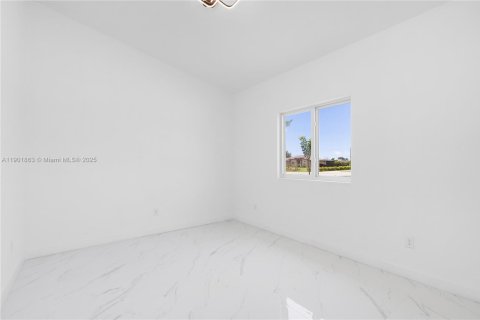 House in Cape Coral, Florida 4 bedrooms, 213.21 sq.m. № 1953252 - photo 25