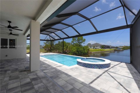 House in Cape Coral, Florida 4 bedrooms, 213.21 sq.m. № 1953252 - photo 4