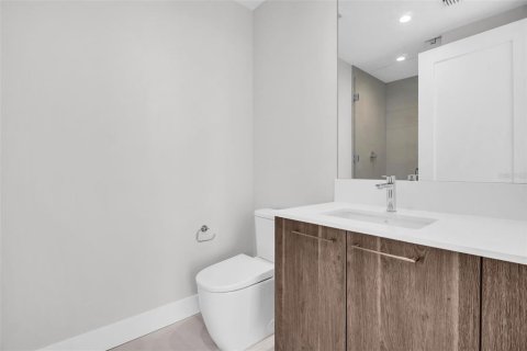 Condo in Saint Petersburg, Florida, 2 bedrooms № 2237658 - photo 18