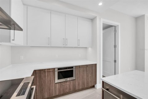 Condo in Saint Petersburg, Florida, 2 bedrooms № 2237658 - photo 12