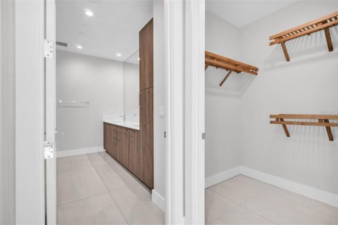 Condo in Saint Petersburg, Florida, 2 bedrooms № 2237658 - photo 29