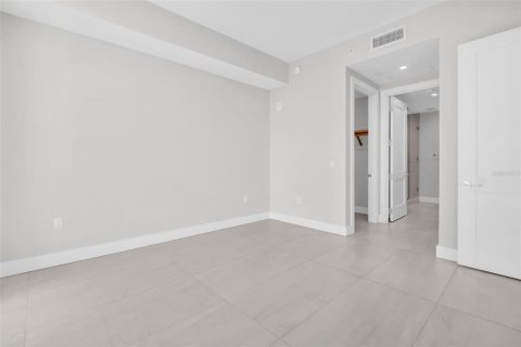 Condo in Saint Petersburg, Florida, 2 bedrooms № 2237658 - photo 28