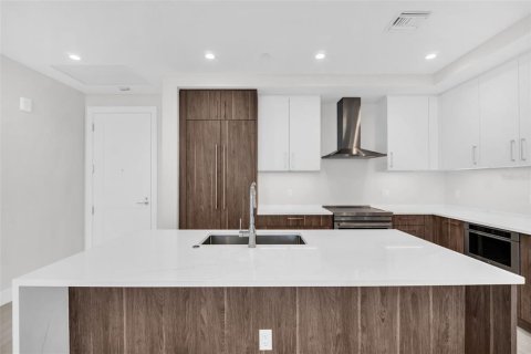 Condo in Saint Petersburg, Florida, 2 bedrooms № 2237658 - photo 9