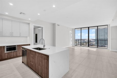 Condo in Saint Petersburg, Florida, 2 bedrooms № 2237658 - photo 6