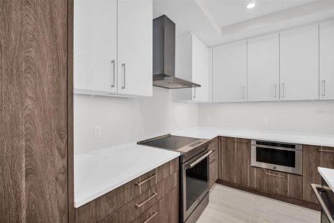 Condo in Saint Petersburg, Florida, 2 bedrooms № 2237658 - photo 11