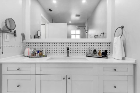 Casa en alquiler en Miami, Florida, 3 dormitorios, 223.89 m2 № 1923247 - foto 13