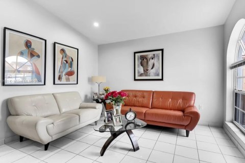 Casa en alquiler en Miami, Florida, 3 dormitorios, 223.89 m2 № 1923247 - foto 7