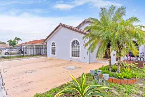 Casa en alquiler en Miami, Florida, 3 dormitorios, 223.89 m2 № 1923247 - foto 1