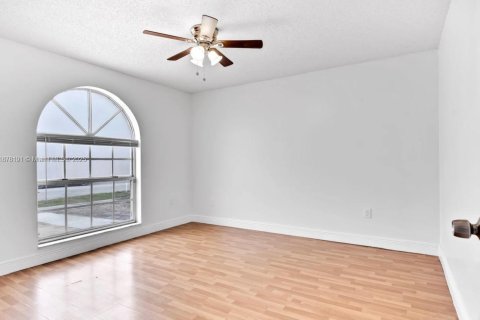 Casa en alquiler en Miami, Florida, 3 dormitorios, 223.89 m2 № 1923247 - foto 16