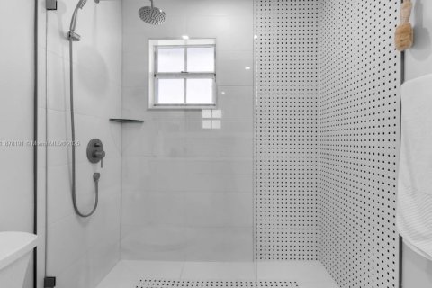 Casa en alquiler en Miami, Florida, 3 dormitorios, 223.89 m2 № 1923247 - foto 18