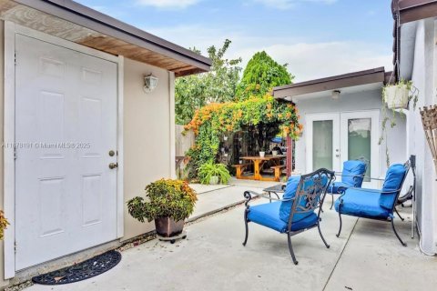 Casa en alquiler en Miami, Florida, 3 dormitorios, 223.89 m2 № 1923247 - foto 23