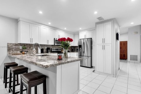 Casa en alquiler en Miami, Florida, 3 dormitorios, 223.89 m2 № 1923247 - foto 8