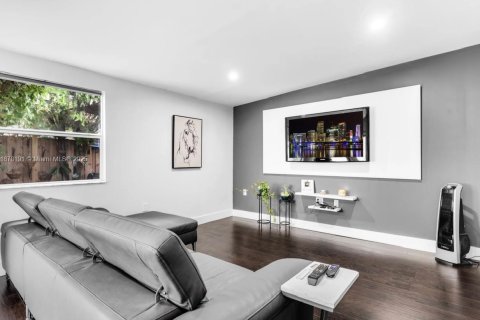 Casa en alquiler en Miami, Florida, 3 dormitorios, 223.89 m2 № 1923247 - foto 20