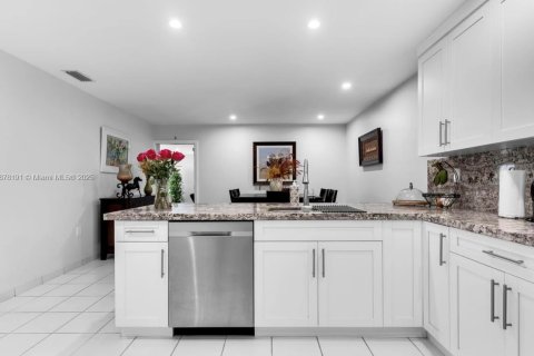 Casa en alquiler en Miami, Florida, 3 dormitorios, 223.89 m2 № 1923247 - foto 10