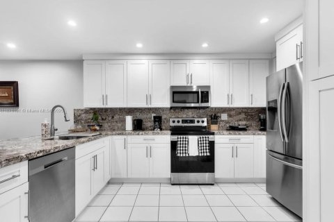 Casa en alquiler en Miami, Florida, 3 dormitorios, 223.89 m2 № 1923247 - foto 9