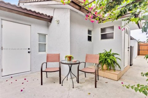 Casa en alquiler en Miami, Florida, 3 dormitorios, 223.89 m2 № 1923247 - foto 26