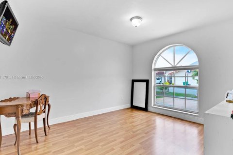 Casa en alquiler en Miami, Florida, 3 dormitorios, 223.89 m2 № 1923247 - foto 15