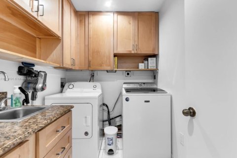 Casa en alquiler en Miami, Florida, 3 dormitorios, 223.89 m2 № 1923247 - foto 22