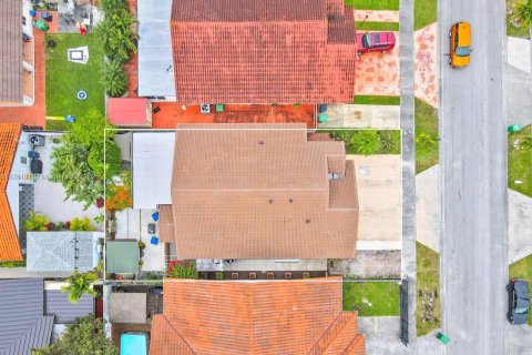 Casa en alquiler en Miami, Florida, 3 dormitorios, 223.89 m2 № 1923247 - foto 3