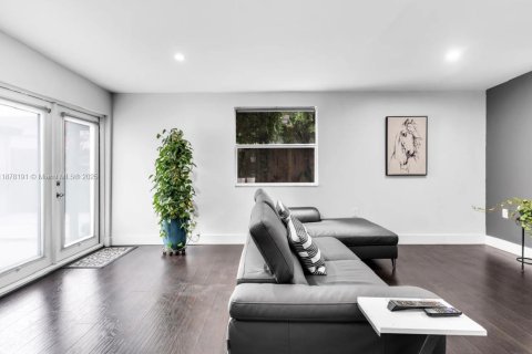 Casa en alquiler en Miami, Florida, 3 dormitorios, 223.89 m2 № 1923247 - foto 19