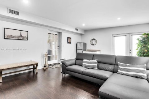 Casa en alquiler en Miami, Florida, 3 dormitorios, 223.89 m2 № 1923247 - foto 21