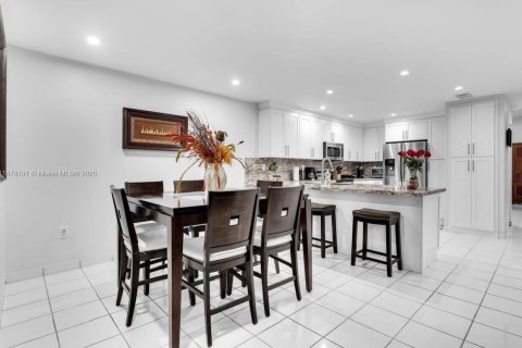 Casa en alquiler en Miami, Florida, 3 dormitorios, 223.89 m2 № 1923247 - foto 11