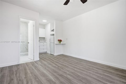 House in Miami, Florida 1 bedroom № 2038435 - photo 5