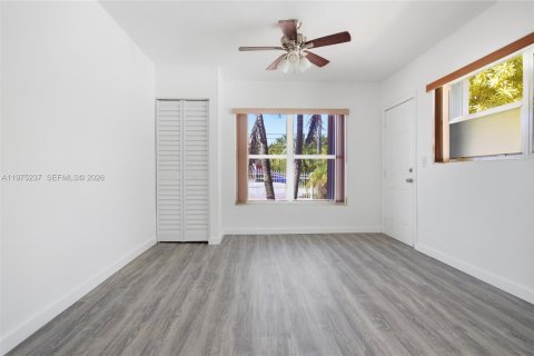 House in Miami, Florida 1 bedroom № 2038435 - photo 7