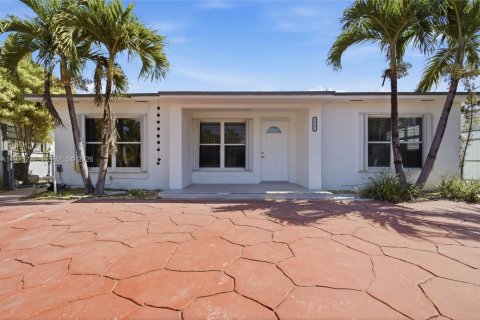 House in Miami, Florida 1 bedroom № 2038435 - photo 9