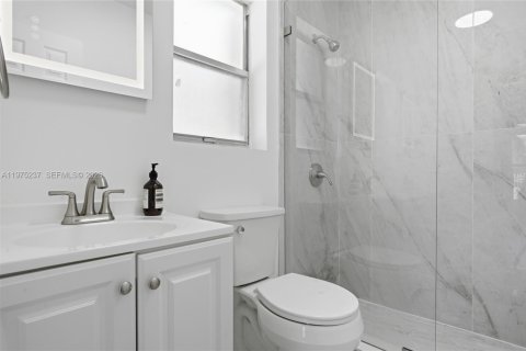 House in Miami, Florida 1 bedroom № 2038435 - photo 8