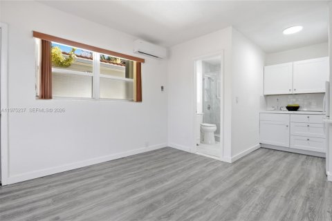 House in Miami, Florida 1 bedroom № 2038435 - photo 4
