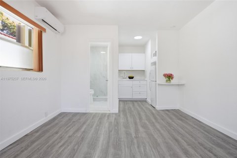 House in Miami, Florida 1 bedroom № 2038435 - photo 6
