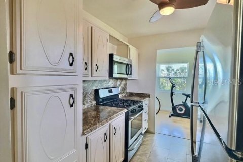 Condo in Saint Petersburg, Florida, 2 bedrooms  № 1653683 - photo 11