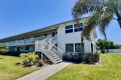 Condo in Saint Petersburg, Florida, 2 bedrooms  № 1653683 - photo 1