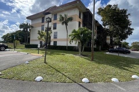 Condominio en alquiler en Lauderhill, Florida, 2 dormitorios, 119.84 m2 № 1081493 - foto 1