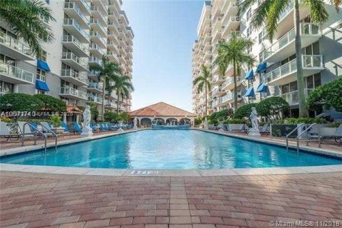 Copropriété à louer à Miami, Floride: 2 chambres, 85.75 m2 № 1995129 - photo 7
