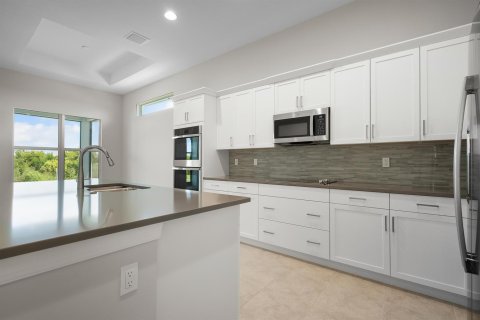 House in Port St. Lucie, Florida 2 bedrooms, 189.15 sq.m. № 2088036 - photo 4