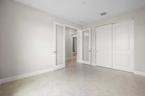 House in Port St. Lucie, Florida 2 bedrooms, 189.15 sq.m. № 2088036 - photo 13