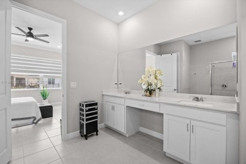 House in Port St. Lucie, Florida 3 bedrooms, 222.04 sq.m. № 2043011 - photo 24