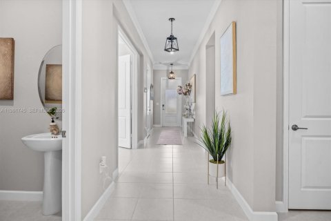 House in Port St. Lucie, Florida 3 bedrooms, 222.04 sq.m. № 2043011 - photo 5