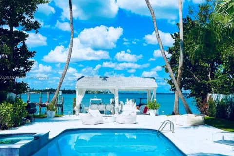 Villa ou maison à Miami Beach, Floride 5 chambres, 394.18 m2 № 2145861