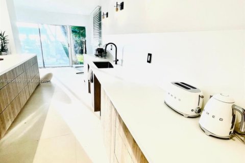 Снять в аренду виллу или дом в Майами-Бич, Флорида 5 спален, 394.18м2, № 2145861 - фото 6