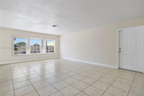 Condo in Lauderhill, Florida, 3 bedrooms  № 1896734 - photo 4