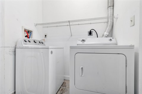 Condo in Lauderhill, Florida, 3 bedrooms  № 1896734 - photo 15