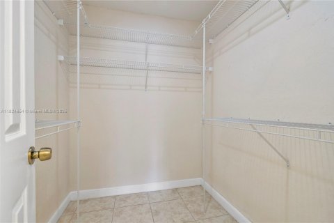 Condo in Lauderhill, Florida, 3 bedrooms  № 1896734 - photo 10