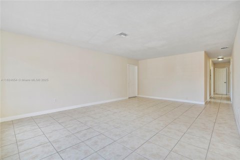 Condo in Lauderhill, Florida, 3 bedrooms  № 1896734 - photo 8