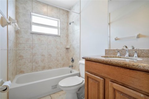Condo in Lauderhill, Florida, 3 bedrooms  № 1896734 - photo 13
