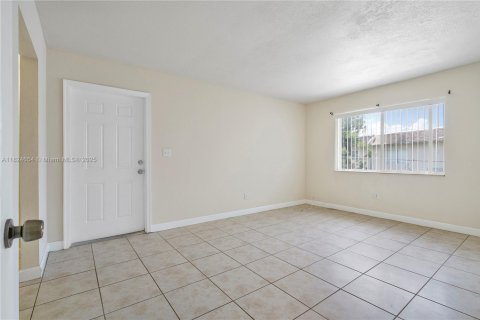 Condo in Lauderhill, Florida, 3 bedrooms  № 1896734 - photo 9