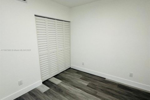Casa en alquiler en Miami, Florida, 2 dormitorios, 57.04 m2 № 1967732 - foto 20